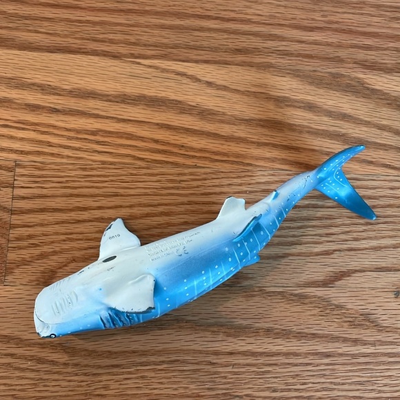 Solid Whale shark and dolphin - Picture 7 of 12